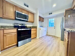 100 Mathews Dr, Unit #7 in Hilton Head Island, SC - Foto de edificio - Building Photo