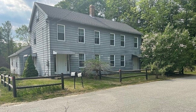 27-29 Snell St, Unit 29 Snell Street in Sturbridge, MA - Building Photo - Building Photo