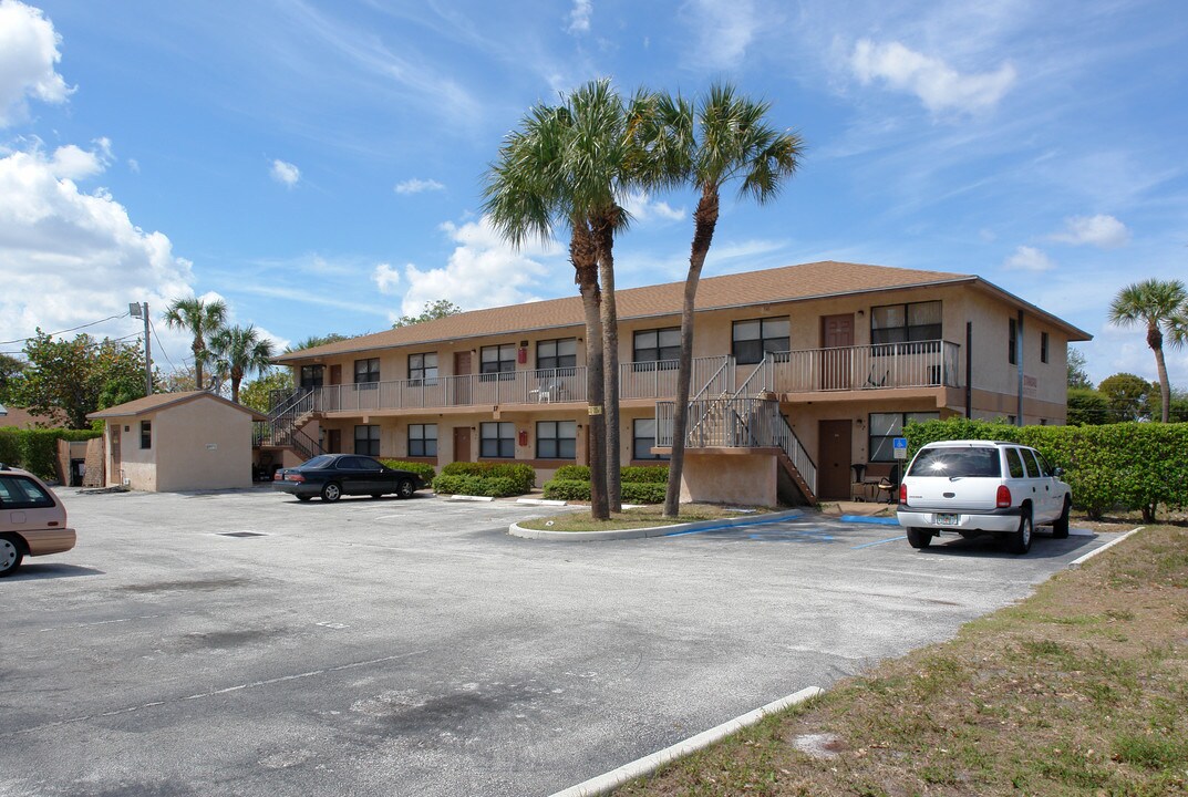 Standru Apartments in Deerfield Beach, FL - Building Photo