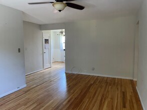 30 Lawrence Dr in White Plains, NY - Building Photo - Building Photo
