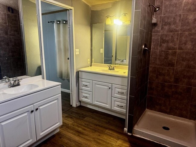 1102 E Spring St in Henrietta, TX - Foto de edificio - Building Photo