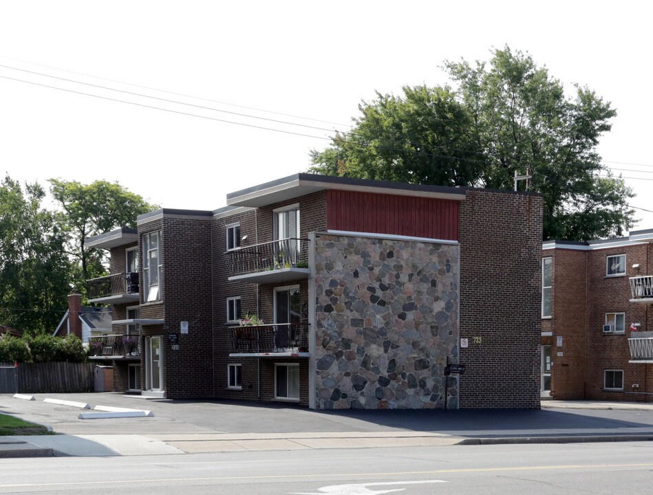 723 Upper James St in Hamilton, ON - Building Photo