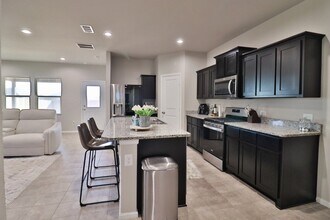 7700 Yellow Jacket Rd in Odessa, TX - Foto de edificio - Building Photo