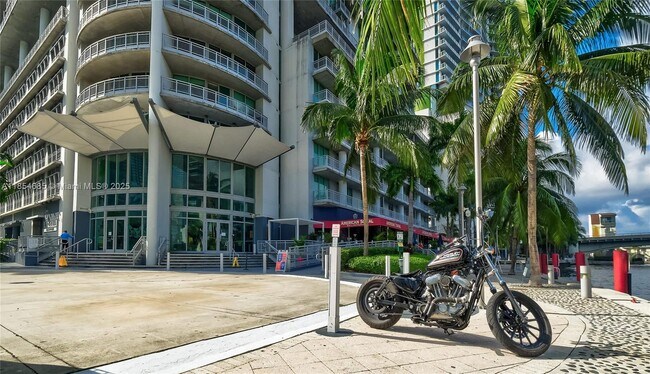 690 SW 1st Ct, Unit PHII04 in Miami, FL - Building Photo - Building Photo