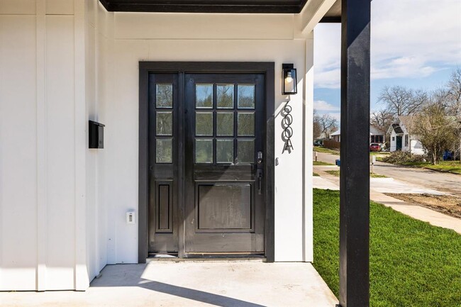 600 Kimbro St in Taylor, TX - Building Photo - Building Photo