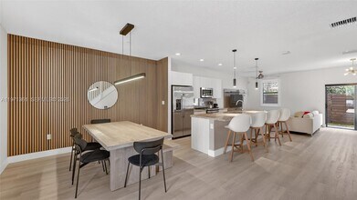 10455 NW 82nd St in Doral, FL - Foto de edificio - Building Photo