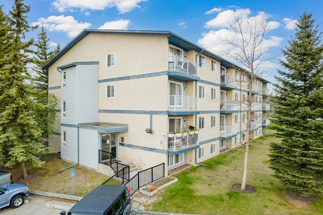 Sunflower Garden Court in Calgary, AB - Building Photo