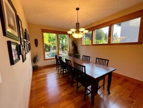 936 Windsong Dr in Cascade Locks, OR - Building Photo - Building Photo