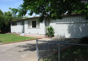 510 El Cerrito Dr in Red Bluff, CA - Building Photo