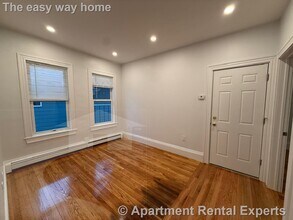 37 Oak St, Unit #2R in Somerville, MA - Foto de edificio - Building Photo