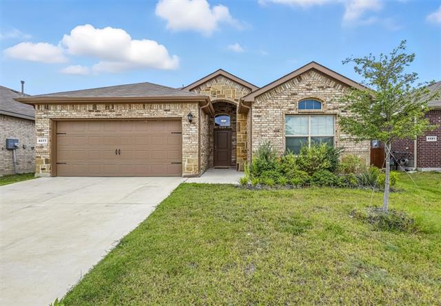 8577 Big Apple Dr in Fort Worth, TX - Building Photo