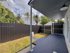 7135 SW 22nd St in Miami, FL - Building Photo - Building Photo