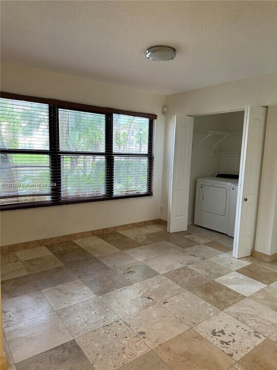 2986 S University Dr in Davie, FL - Building Photo