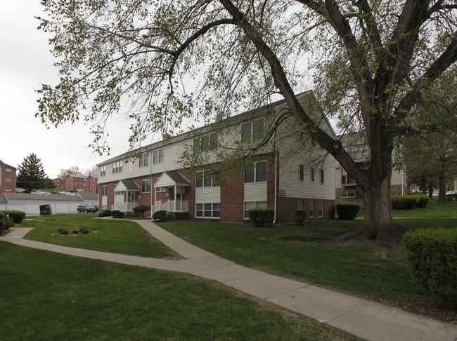 Pacific Garden Apartments in Omaha, NE - Building Photo - Building Photo