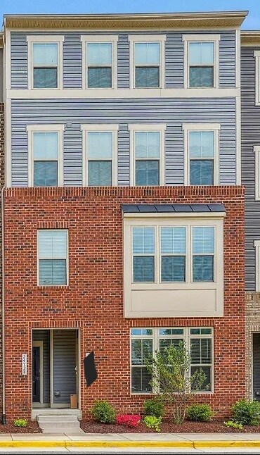 24728 Malibu Terrace in Sterling, VA - Building Photo