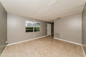 7500 Coquina Ave in Fort Pierce, FL - Foto de edificio - Building Photo