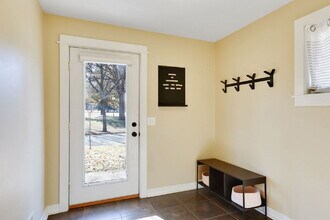 219 5th St SE in Minneapolis, MN - Foto de edificio - Building Photo