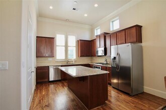 2045 Fannin St in Houston, TX - Building Photo - Building Photo