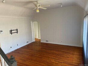 8 Cameron Ln in Valley Stream, NY - Building Photo - Building Photo