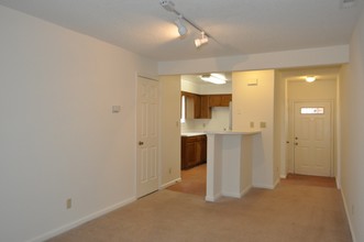 Grand Cypress Apartments in Virginia Beach, VA - Foto de edificio - Building Photo