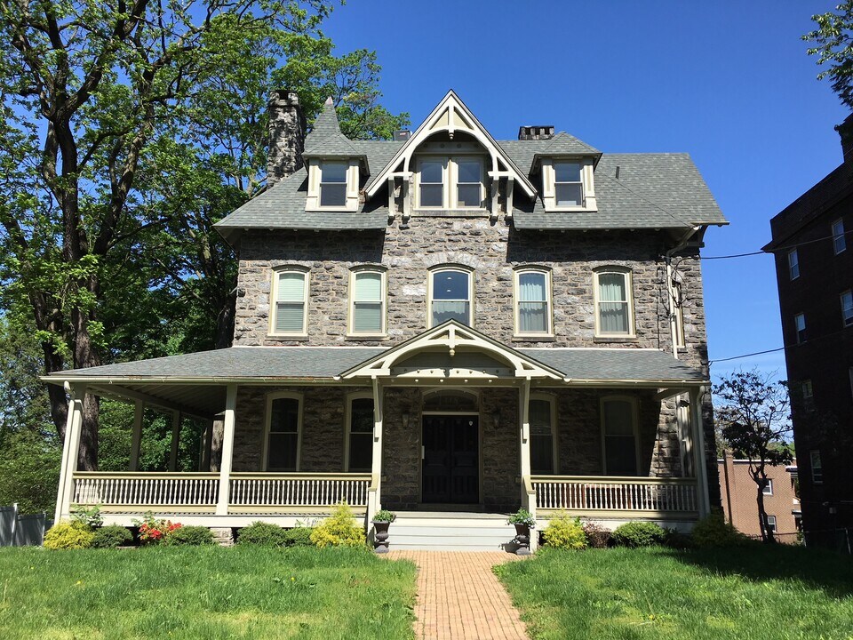 109 Carpenter Ln in Philadelphia, PA - Building Photo