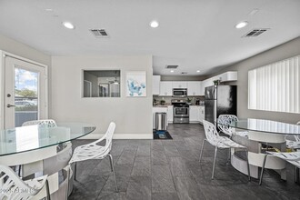 9350 N 67th Ave in Peoria, AZ - Foto de edificio - Building Photo