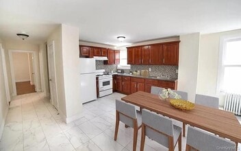 10 Locust Hill Ave in Yonkers, NY - Building Photo - Building Photo