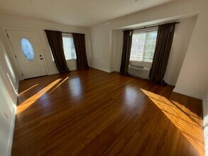 14641 Moorpark St in Los Angeles, CA - Building Photo - Building Photo