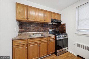 206 W Parkway Ave in Chester, PA - Building Photo