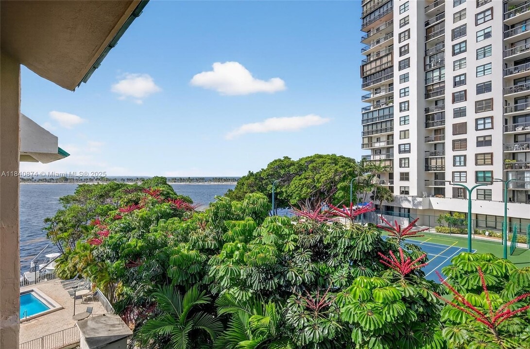2201 Brickell Ave, Unit 96 in Miami, FL - Foto de edificio