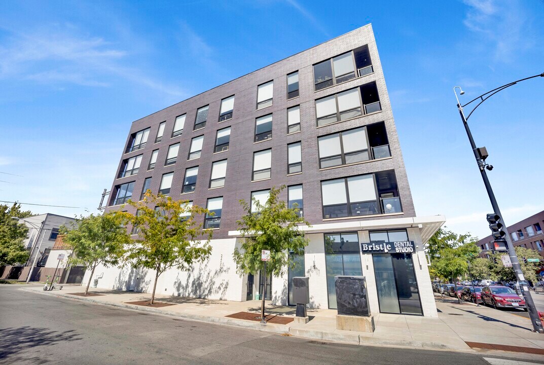 2400 W Wabansia Ave in Chicago, IL - Building Photo