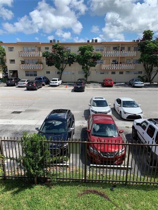 1885 NE 121st St in North Miami, FL - Building Photo