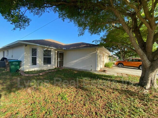 622 SE 13th Pl in Cape Coral, FL - Foto de edificio - Building Photo
