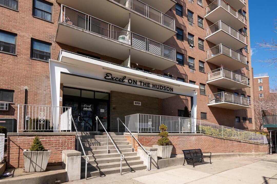 5701 JFK Blvd E in West New York, NJ - Building Photo