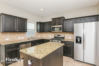10109 Huntersville Trl in White Settlement, TX - Foto de edificio - Building Photo