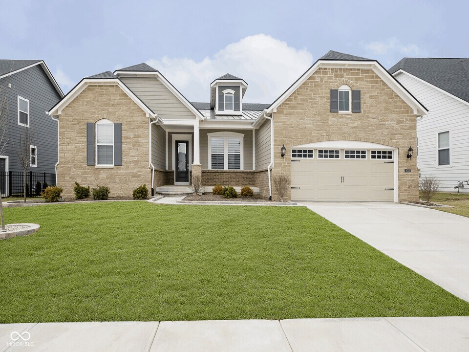 14755 Legacy Oaks Dr in Carmel, IN - Foto de edificio