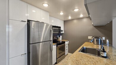 1110-1111 11 St SW in Calgary, AB - Building Photo - Building Photo