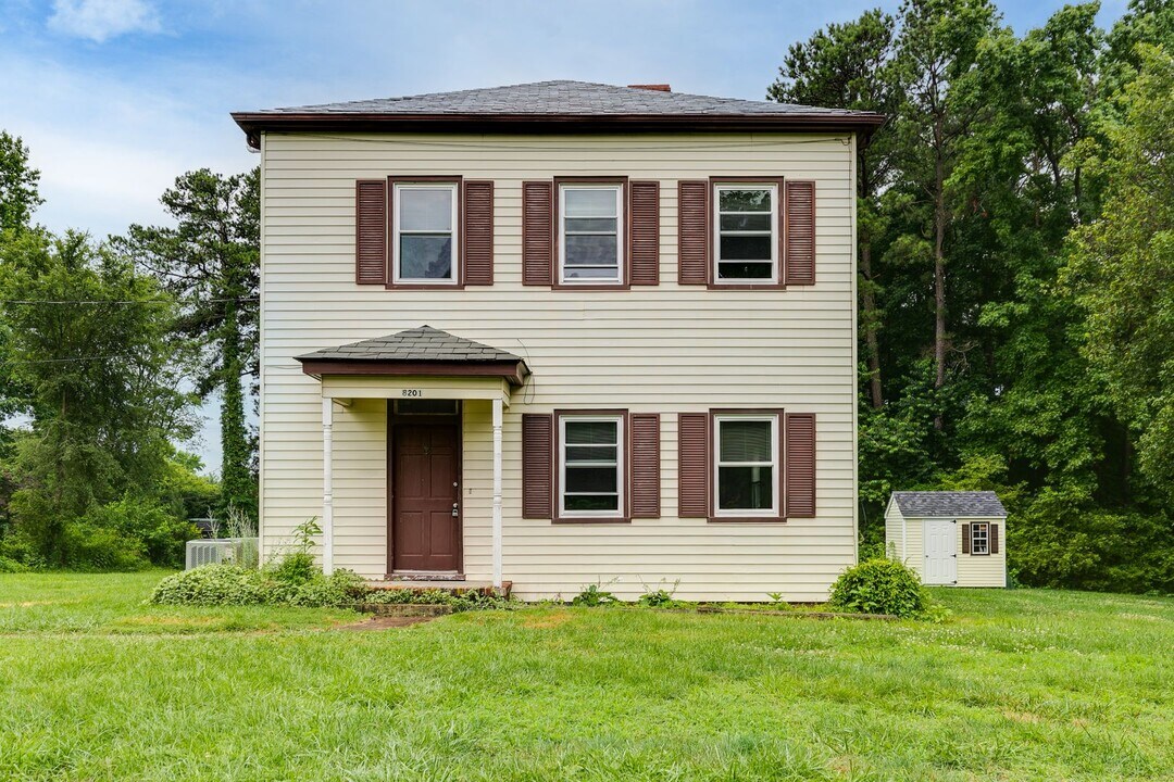 8201 Three Chopt Rd in Richmond, VA - Building Photo