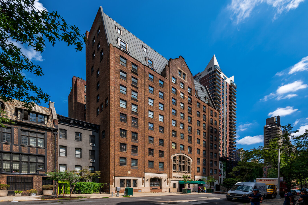 235 E 49th St in New York, NY - Foto de edificio