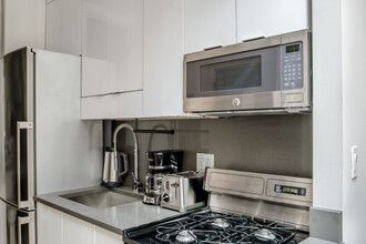 118 Christopher St, Unit FL5-ID1826 in New York, NY - Building Photo - Building Photo