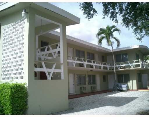 1585 NE 125th St in North Miami, FL - Building Photo