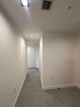 229 NW 30th St, Unit D5 in Miami, FL - Building Photo - Building Photo