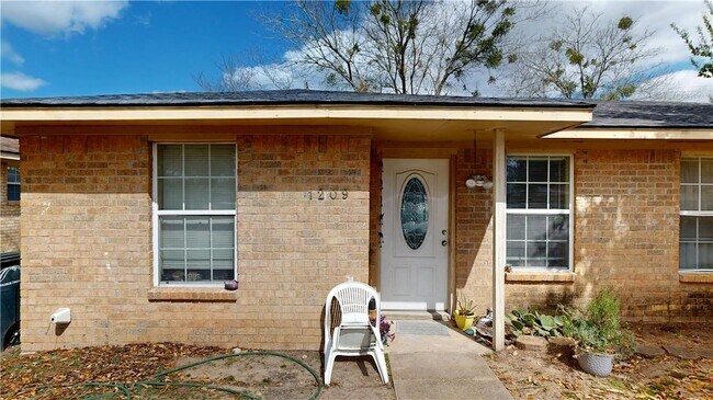 1209 Georgia St in College Station, TX - Foto de edificio - Building Photo