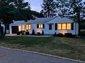 28 Redwood Dr in Cranston, RI - Building Photo