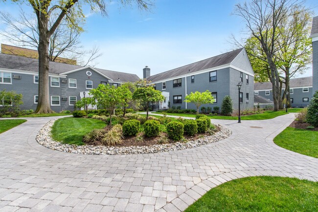 Leonia Manor: In-Unit Washer & Dryer in Leonia, NJ - Foto de edificio - Building Photo