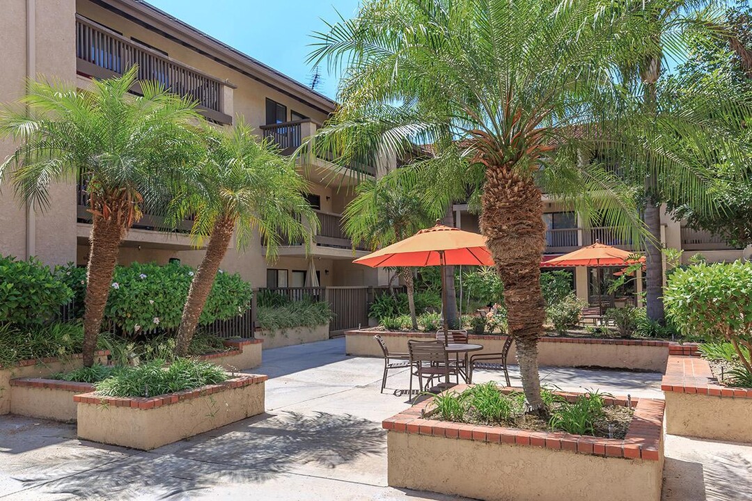 Acaciawood Village Senior Apartment Homes in Anaheim, CA - Foto de edificio