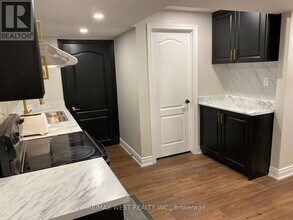 5481 Glen Erin Dr in Mississauga, ON - Building Photo - Building Photo