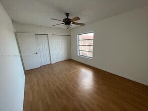17600 NW 68th Ave in Hialeah, FL - Foto de edificio - Building Photo