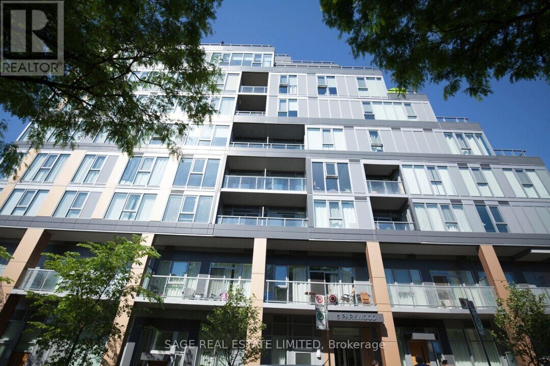 6 Parkwood Ave in Toronto, ON - Building Photo