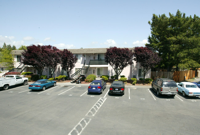 Dalewood Apartments in Rohnert Park, CA - Building Photo - Building Photo